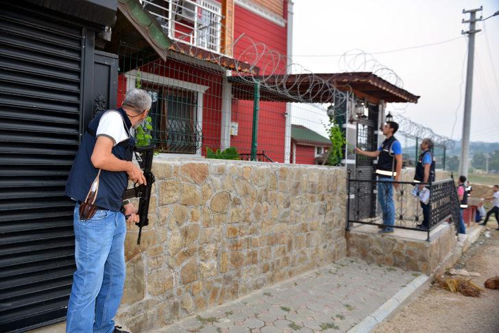 Çete liderinin pitbull cinsi köpeklerle koruduğu villaya polis baskını G4