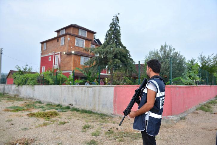 Çete liderinin pitbull cinsi köpeklerle koruduğu villaya polis baskını G2