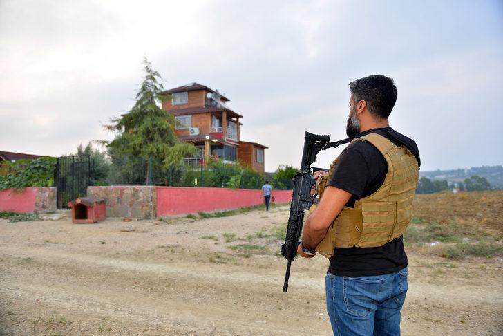 Çete liderinin pitbull cinsi köpeklerle koruduğu villaya polis baskını G1