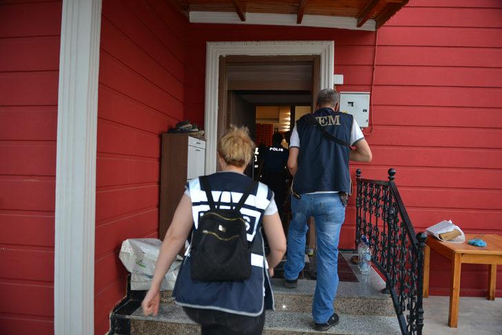 Çete liderinin pitbull cinsi köpeklerle koruduğu villaya polis baskını G3