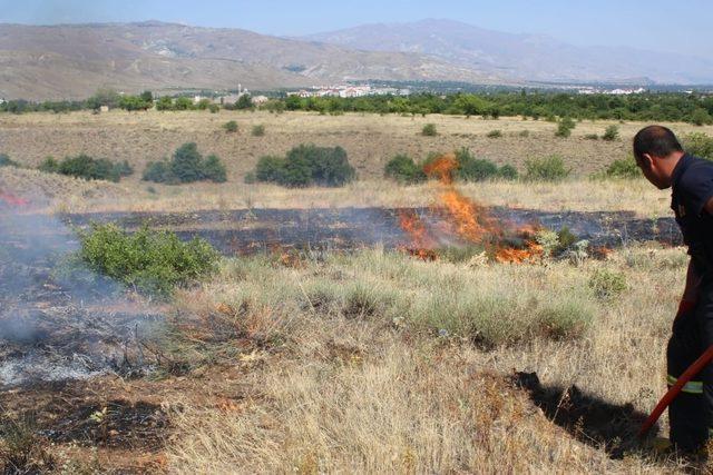 Sıcak hava Erzincan’da yangınları artırdı