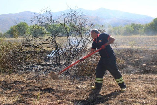 Sıcak hava Erzincan’da yangınları artırdı