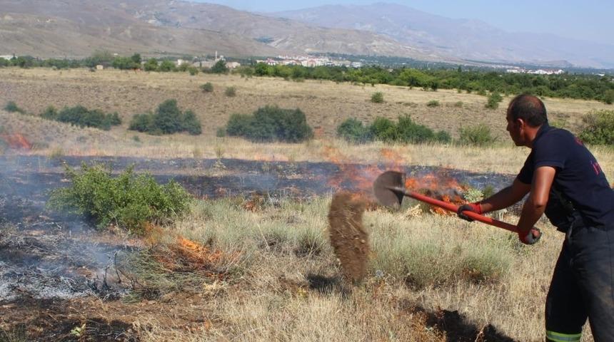 Sıcak hava Erzincan&rsquo;da yangınları artırdı