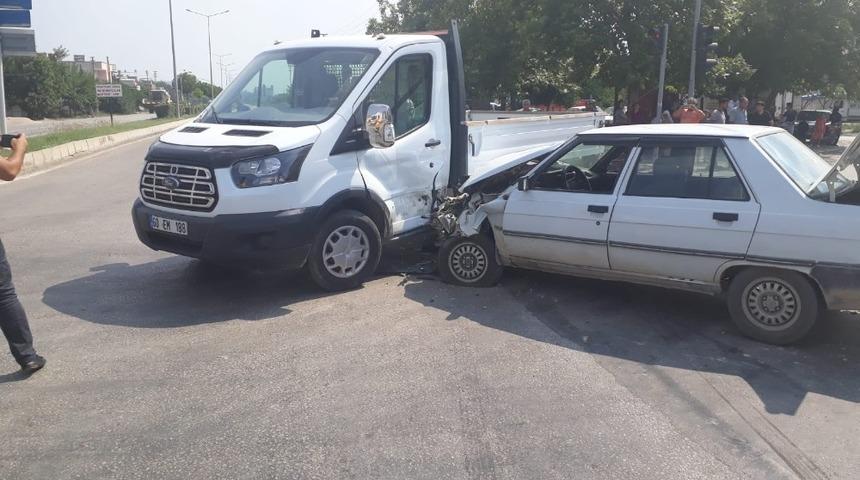 Otomobil ile kamyonetin &ccedil;arpıştığı kaza kamerada