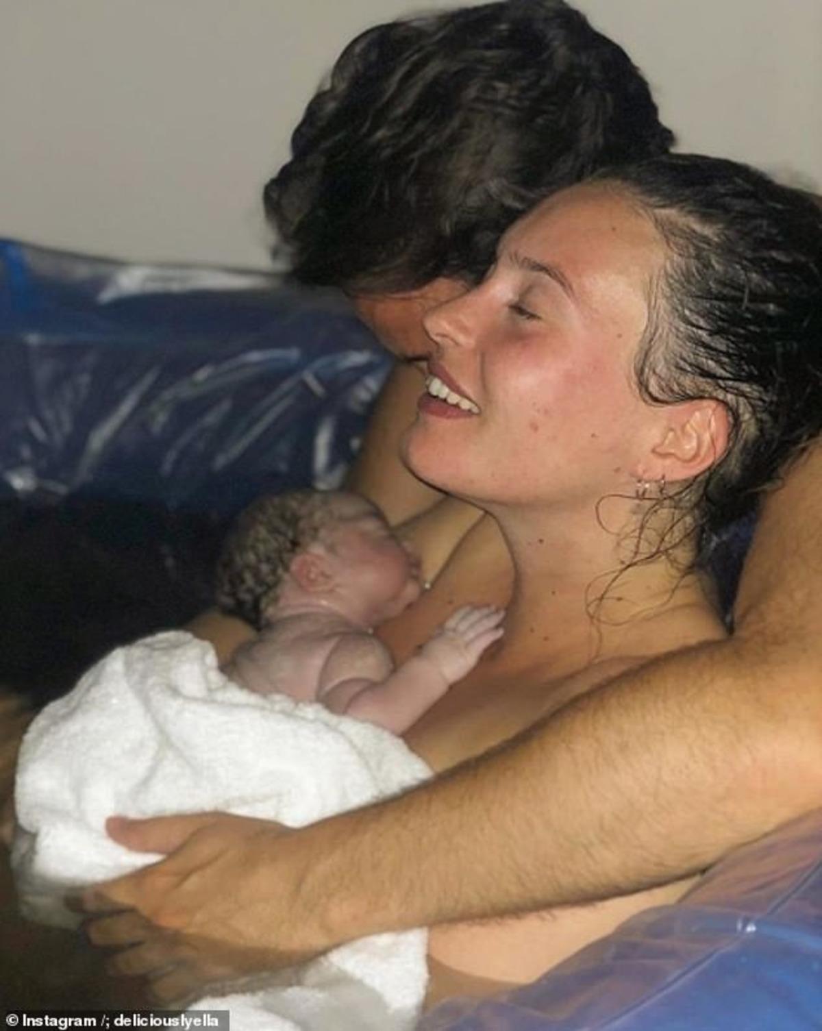 Bu kez yemek değil doğum yaptığı anı paylaştı! 'Doğum g&uuml;&ccedil;l&uuml; ve yoğun bir deneyim'