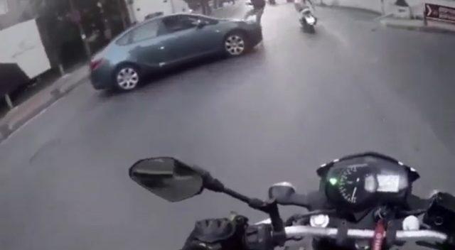 (Özel) Motosiklet sürücüsü otomobile çarpmaktan son anda kurtuldu