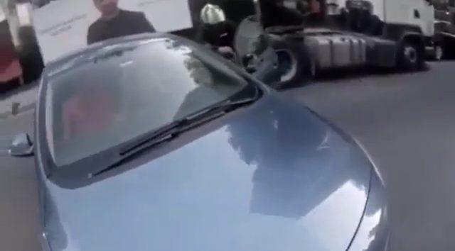 (Özel) Motosiklet sürücüsü otomobile çarpmaktan son anda kurtuldu