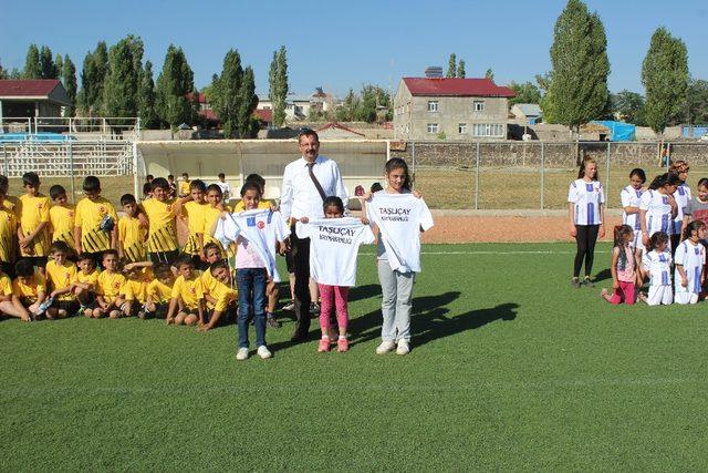 Taşlıçay’da 140 öğrenciye spor malzemesi dağıtıldı