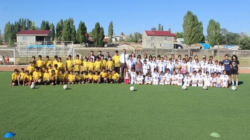 Taşlı&ccedil;ay&rsquo;da 140 &ouml;ğrenciye spor malzemesi dağıtıldı