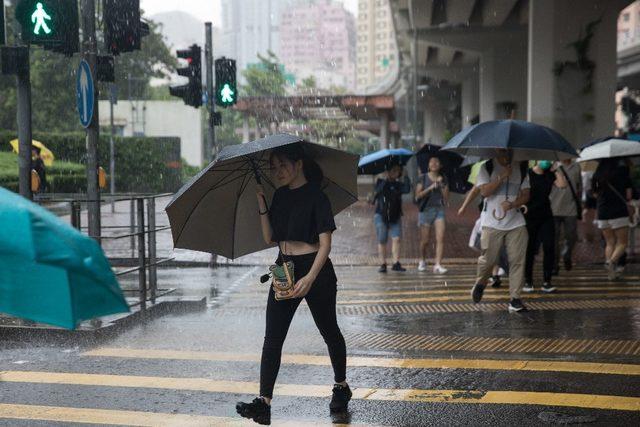 Hong Kong’da tayfun alarmı