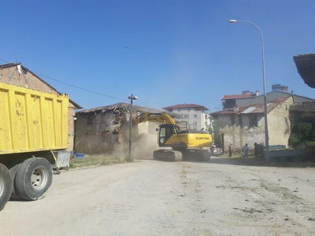 Pazarlar’da metruk binalar temizleniyor