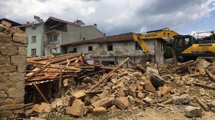 Pazarlar&rsquo;da metruk binalar temizleniyor