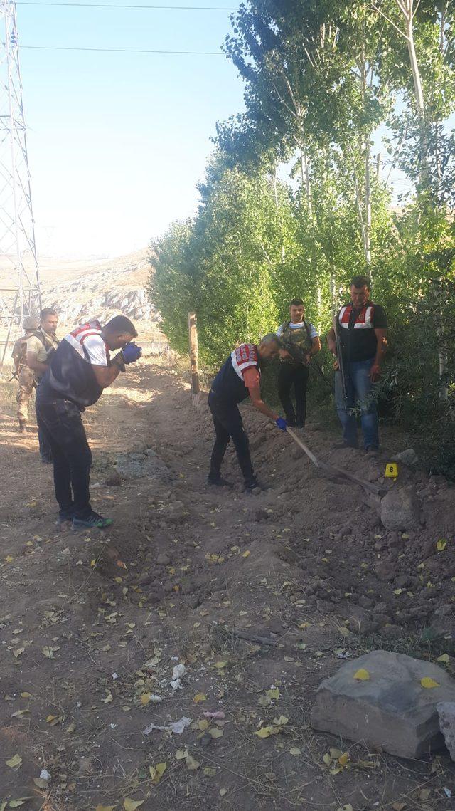 Tren raylarını çalıp bahçeye gömdü