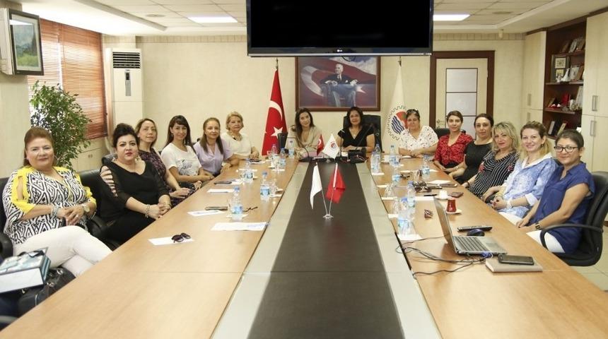 Kadın girişimciler kot giysileri d&ouml;n&uuml;şt&uuml;rerek katmadeğer sağlayacak