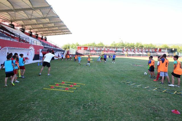 Karaköprü’de geleceğin futbolcuları yetişiyor