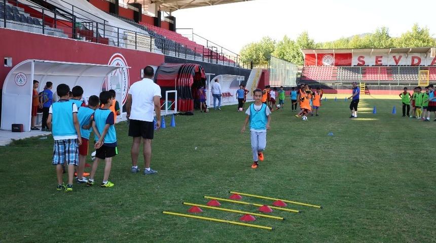 Karaköprü’de geleceğin futbolcuları yetişiyor