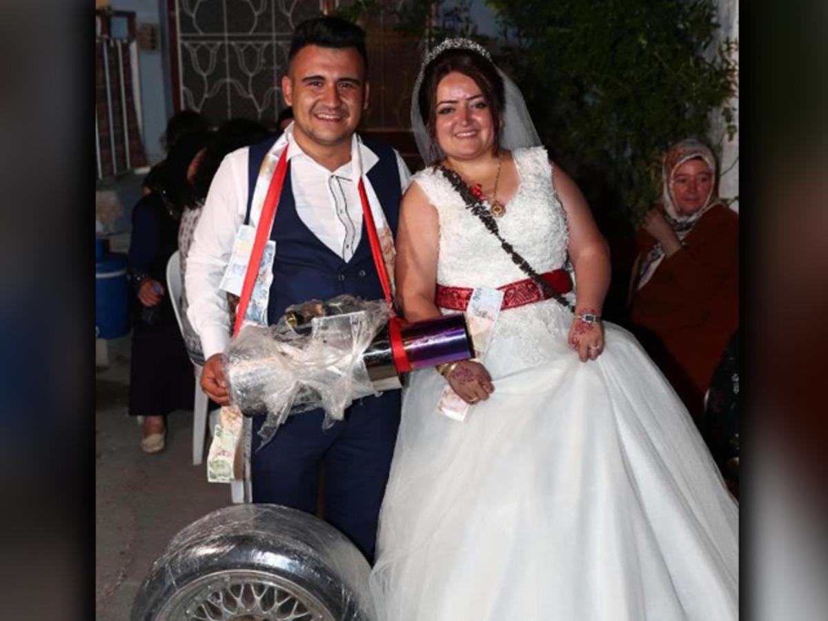 Otomobil tutkunu arkadaşlarına d&uuml;ğ&uuml;n&uuml;nde takı yerine egzoz ve &ccedil;elik jantlı tekerlek taktılar