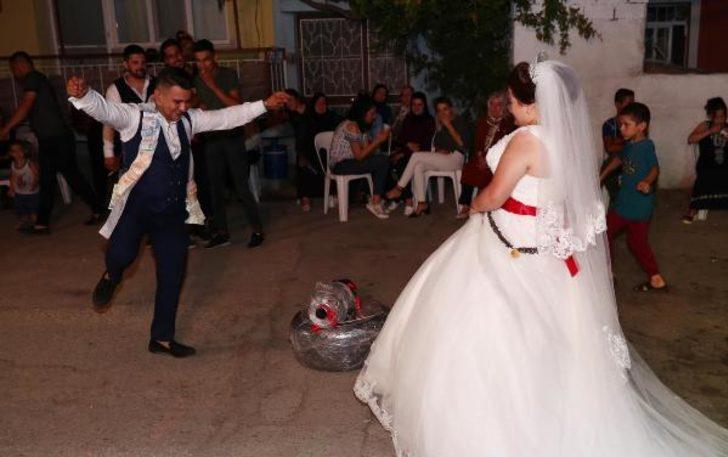 Otomobil tutkunu arkadaşlarına düğününde takı yerine egzoz ve çelik jantlı tekerlek taktılar G2