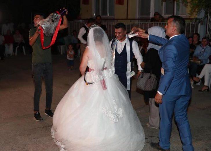 Otomobil tutkunu arkadaşlarına düğününde takı yerine egzoz ve çelik jantlı tekerlek taktılar G3