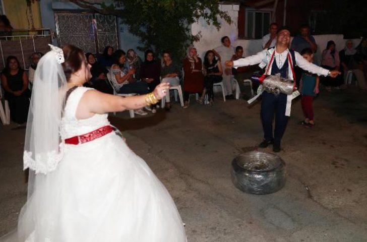 Otomobil tutkunu arkadaşlarına düğününde takı yerine egzoz ve çelik jantlı tekerlek taktılar G4