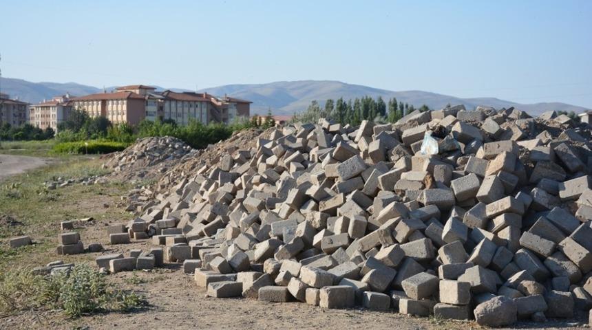 Şuhut Belediyesinden parke taşlarına alanlara uyarı