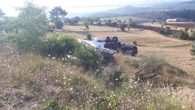 Kastamonu’da sunta yüklü tır tarlaya devrildi