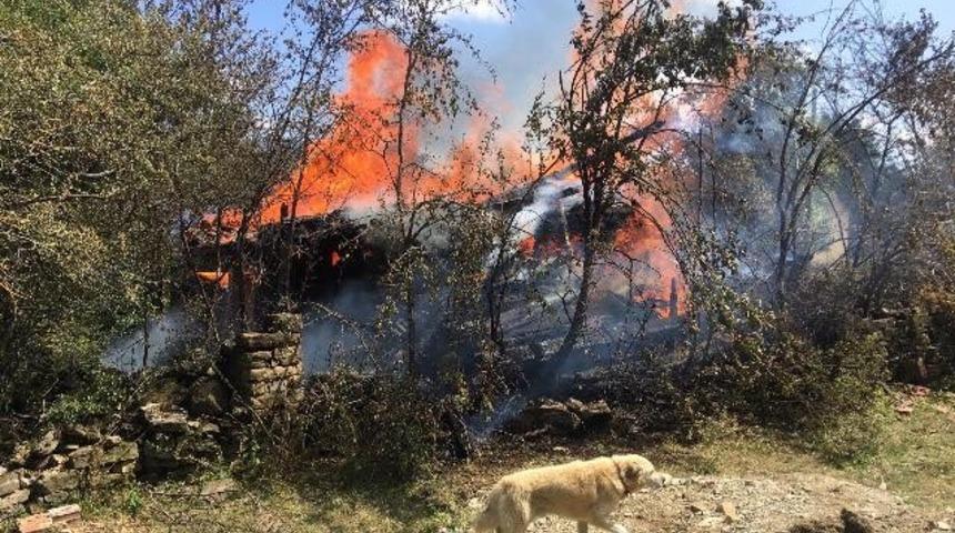 İki katlı ahşap ev yangın sonrası küle döndü