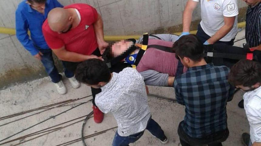 İnşaatın kapalı otoparkına d&uuml;şen gen&ccedil; ağır yaralandı