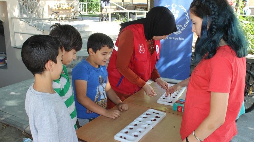 Cami avlusunda Kur&rsquo;an kursu sonrası oyun keyfi