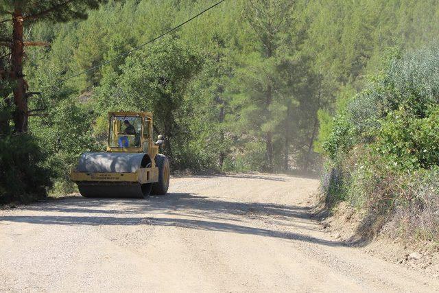 Büyükşehir Kumluca’da yol yapım çalışmalarını sürdürüyor