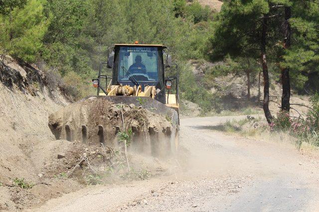 Büyükşehir Kumluca’da yol yapım çalışmalarını sürdürüyor