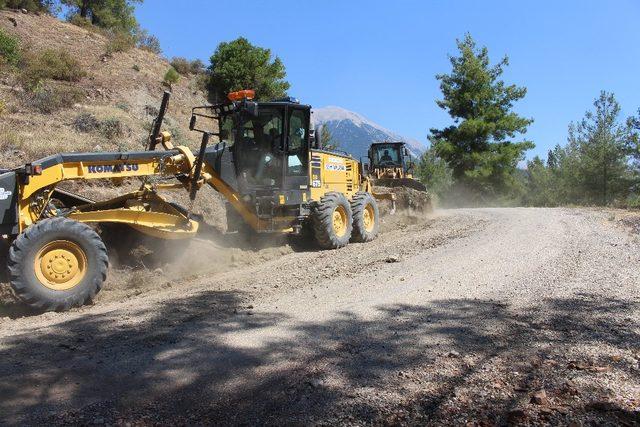 Büyükşehir Kumluca’da yol yapım çalışmalarını sürdürüyor