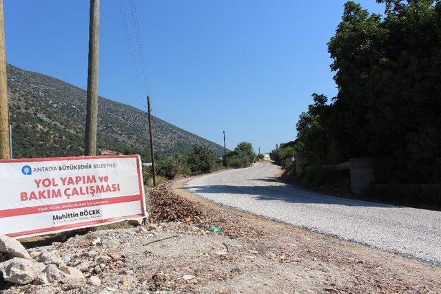 Büyükşehir Kumluca’da yol yapım çalışmalarını sürdürüyor