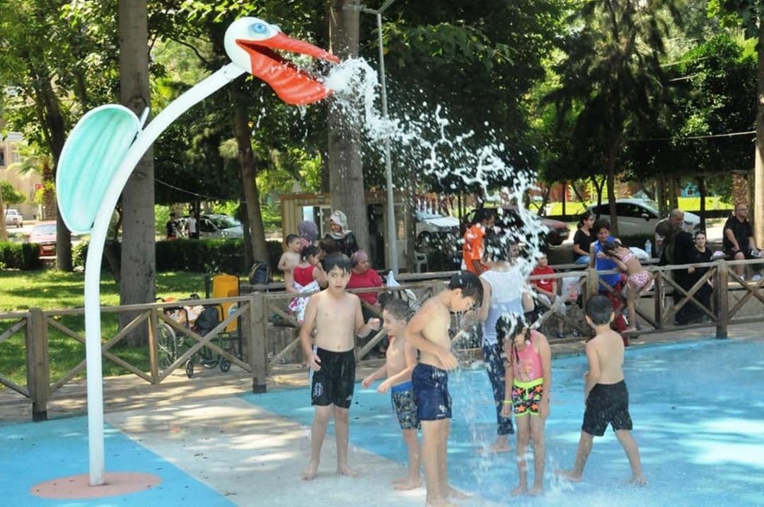 &Ccedil;ukurova&rsquo;da &ccedil;ocuklar su oyun parkında serinliyor