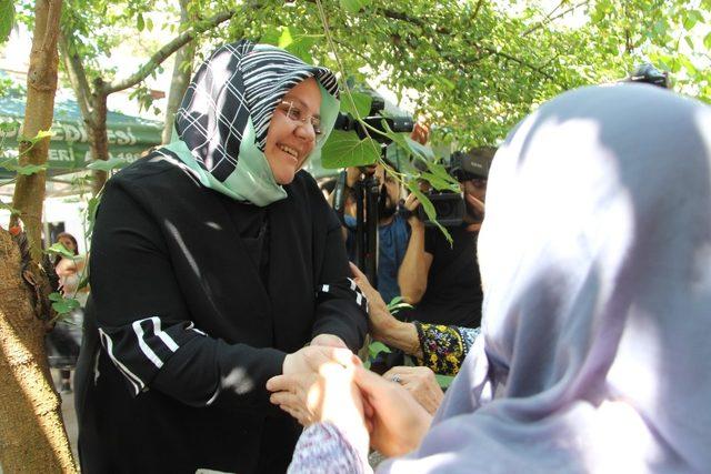 Bakan Selçuk, selde kurtulan gençleri ziyaret etti