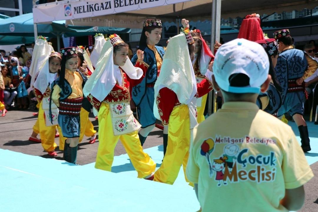 Melikgazi Belediyesi&rsquo;nden festival havasında yaz okulu kapanış programı