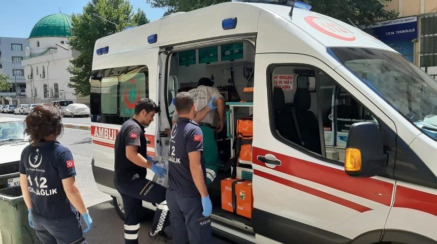 Bisikletin &ccedil;arptığı belediye g&ouml;revlisi yaralandı