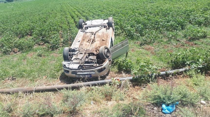 Tarlaya u&ccedil;an otomobilin s&uuml;r&uuml;c&uuml;s&uuml; yaralandı