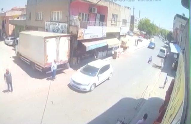 Motosiklet sürücüsü, otomobilin altında kalmaktan kıl payı kurtuldu