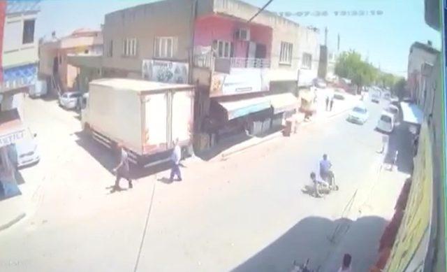 Motosiklet sürücüsü, otomobilin altında kalmaktan kıl payı kurtuldu