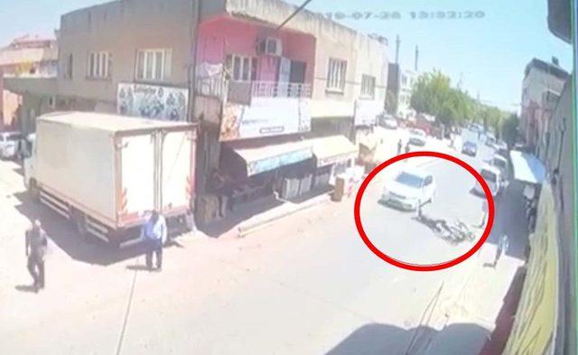 Motosiklet sürücüsü, otomobilin altında kalmaktan kıl payı kurtuldu