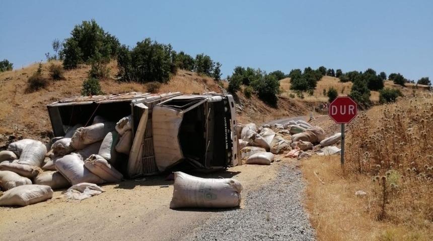 Saman y&uuml;kl&uuml; kamyon devrildi: 2 Yaralı