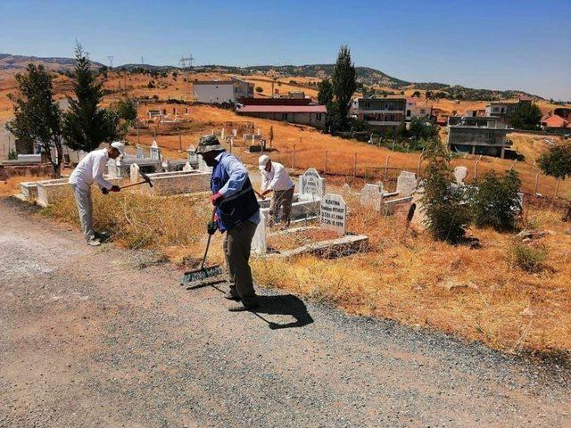 Gölbaşı ilçesinde mezarlıkların bakımı yapılıyor