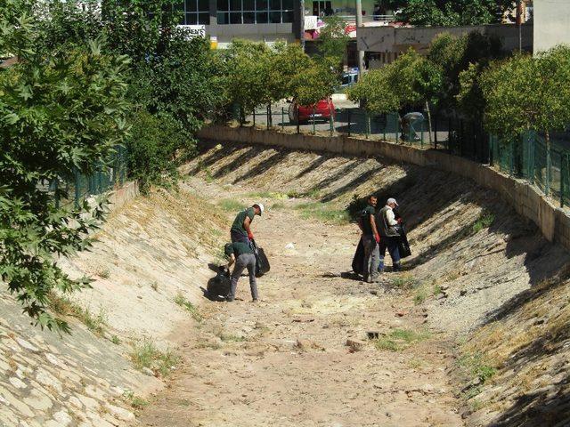 Kanal temizleme çalışmaları devam ediyor