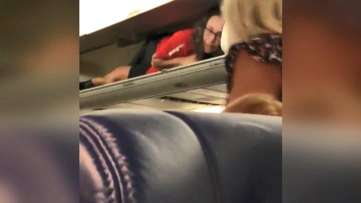 Kabin görevlisi, uçaktaki bagaj bölümüne tırmandı G2