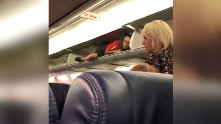 Kabin görevlisi, uçaktaki bagaj bölümüne tırmandı G3