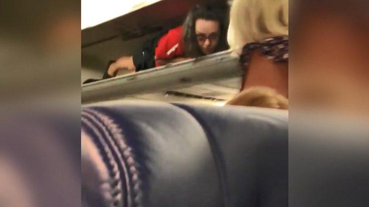 Kabin görevlisi, uçaktaki bagaj bölümüne tırmandı G1