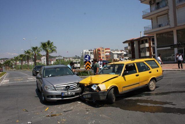 Manavgat’ta otomobiller çarpıştı: 4 yaralı