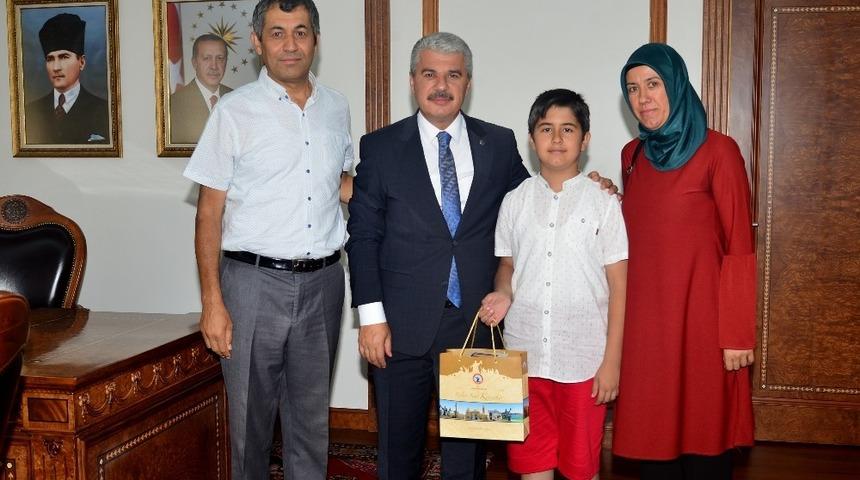 Bursluluk Sınavı Birincisine Vali Akın’dan ödül