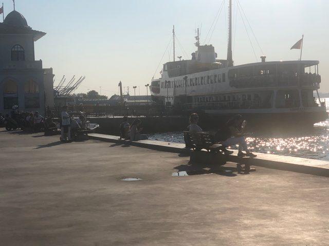 Kadıköy'de denize atlayan iki kadın boğulmaktan son anda kurtarıldı